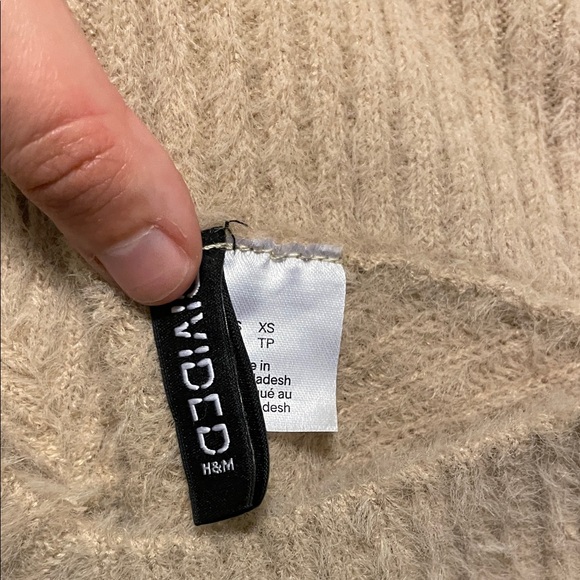 H&M Soft Beige V-Neck Sweater - Picture 2 of 2